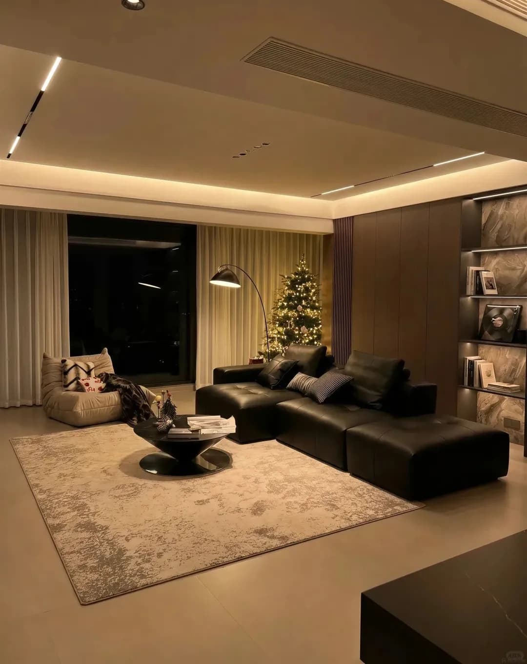Phòng khách hiện đại với hệ thống chiếu sáng kiến trúc ấm áp